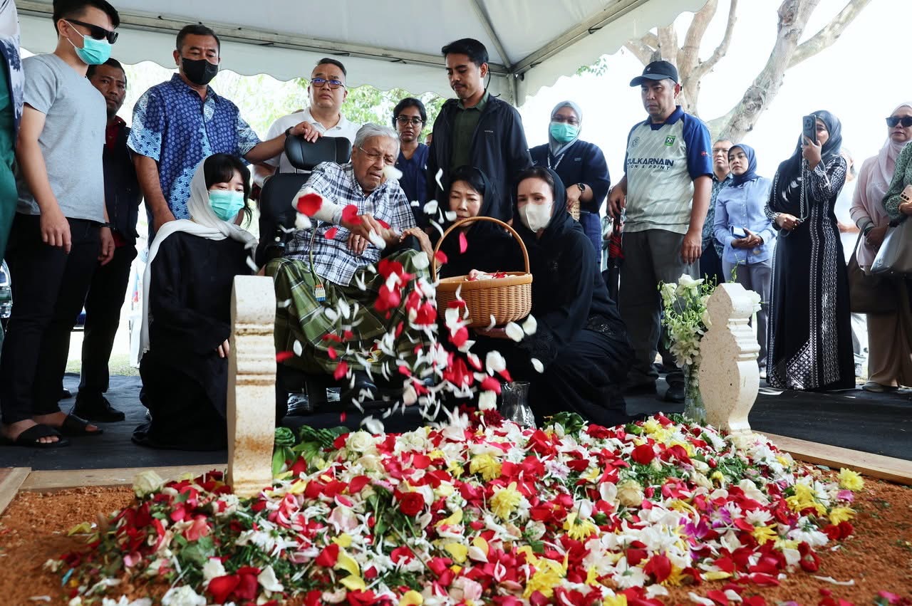 TUN MAHATHIR ZIARAH PUSARA TUN SITI HASMAH