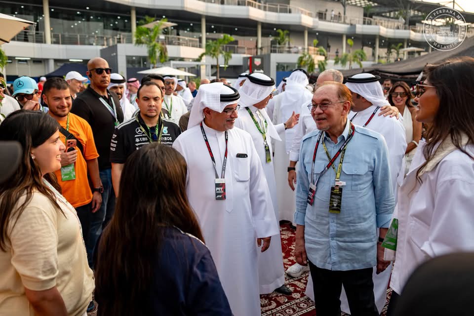 ANWAR HADIRI MAJLIS MAKAN MALAM F1 DIHOSKAN PUTERA MAHKOTA BAHRAIN