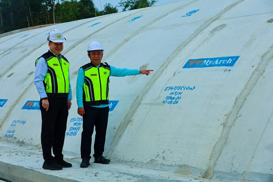 704 METER JALAN BERTINGKAT RENTAS TANAH GAMBUT SIBU, SASAR GELARAN TERPANJANG ASIA TENGGARA