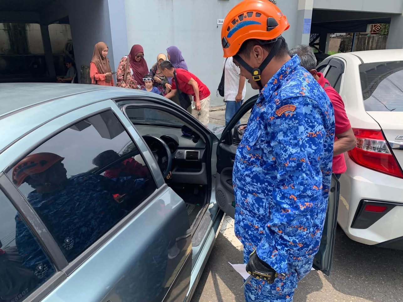 APM BEAUFORT SELAMATKAN KANAK-KANAK TERKUNCI DALAM KERETA DI PEJABAT POS