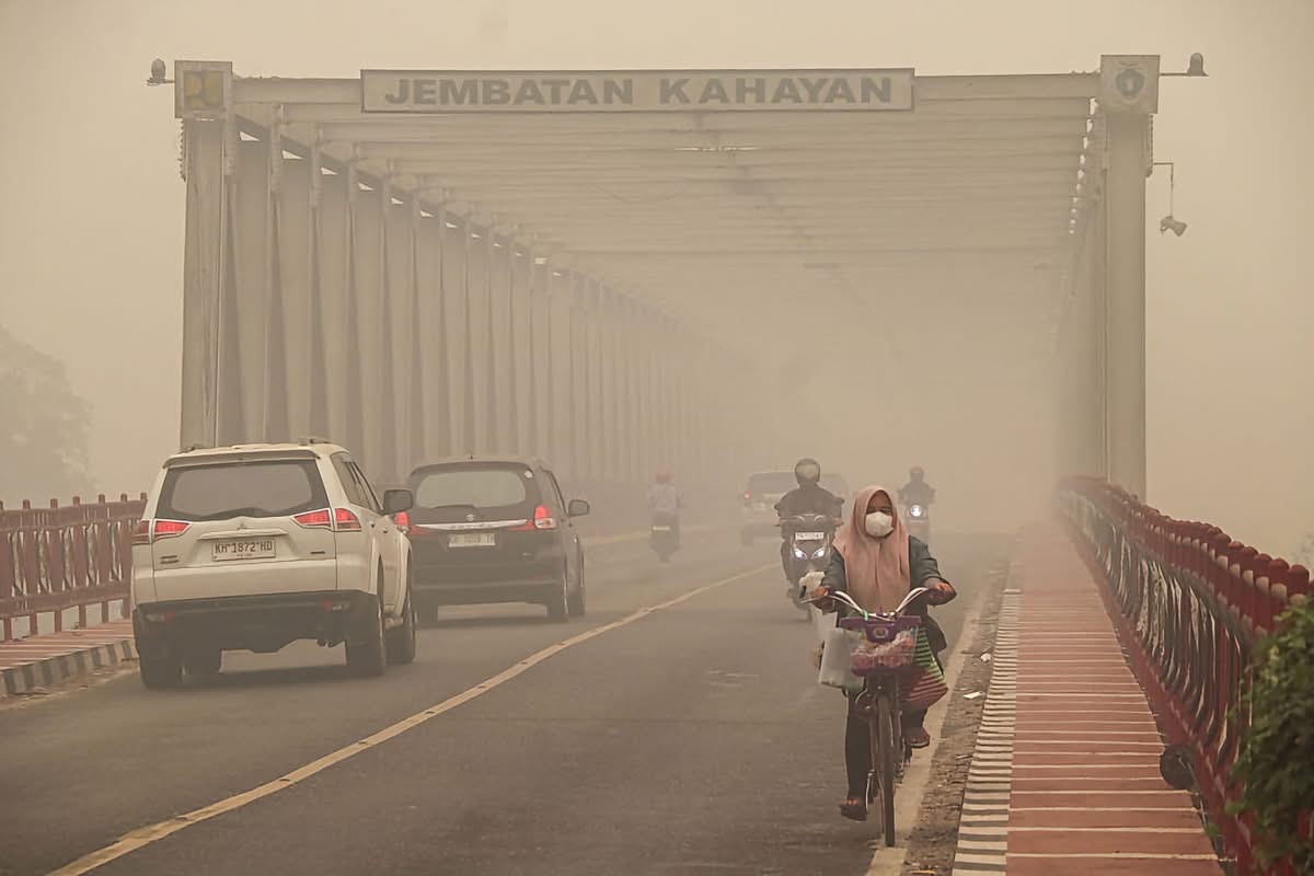 DI BAWAH LANGIT BERDEBU: HARGA SEBUAH NAFAS DAN KELANGSUNGAN HIDUP