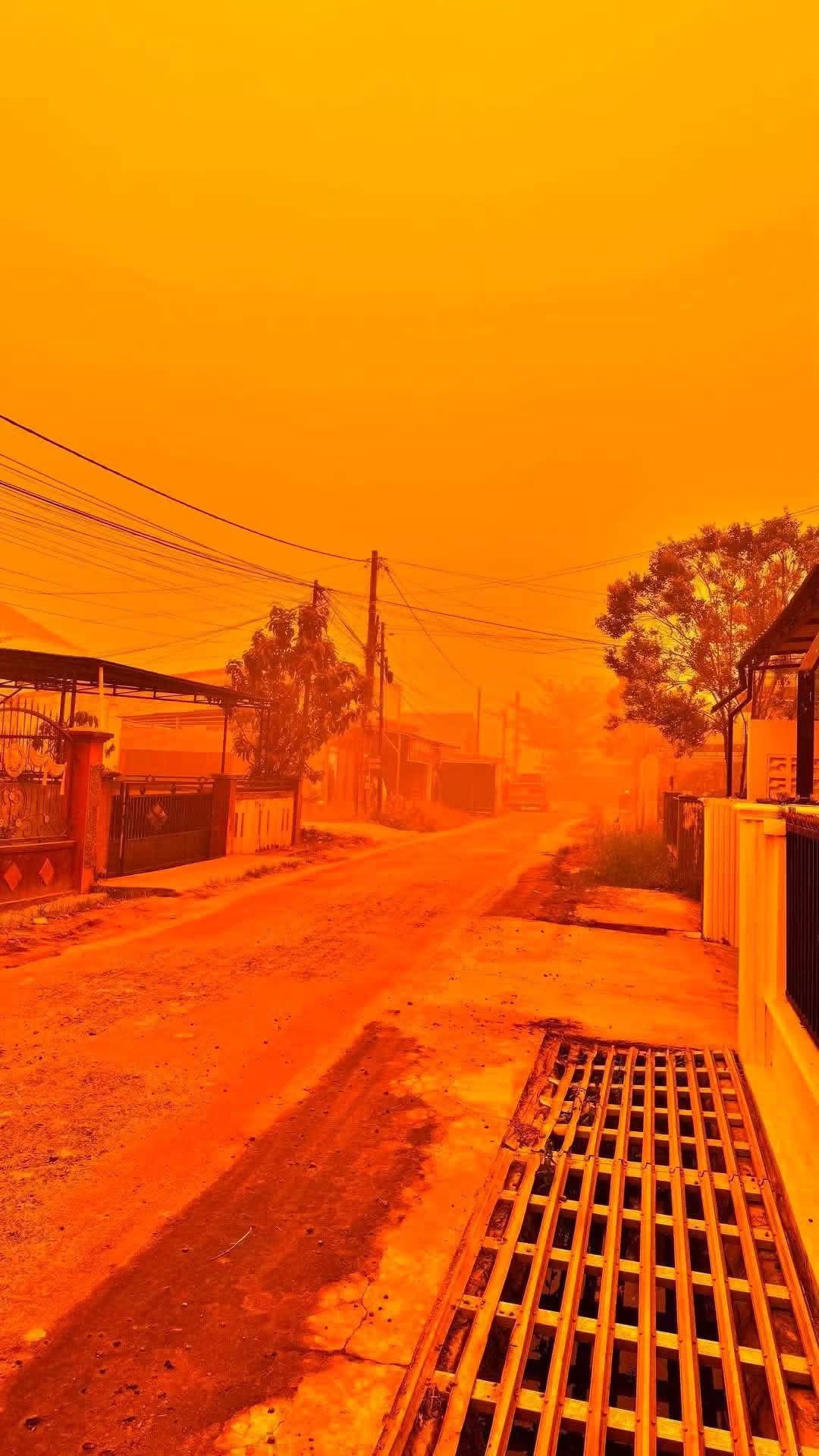 SUASANA DI KALIMANTAN BERTUKAR JINGGA PEKAT, BACAAN IPU DILAPORKAN CECAH 1,300