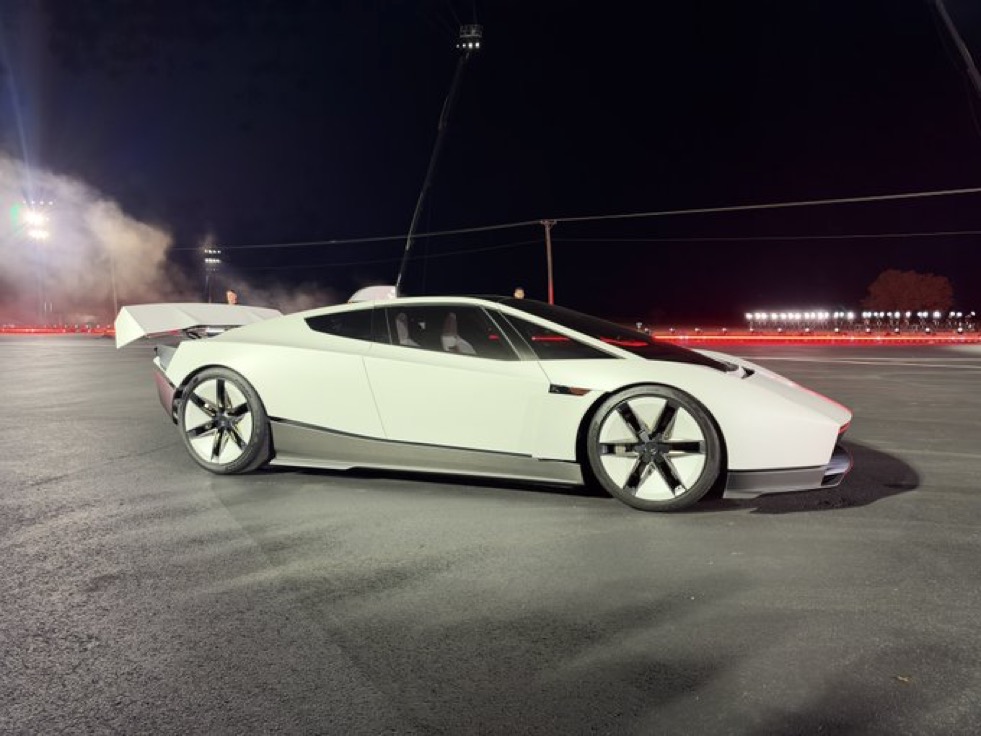 TESLA ROADSTER BAHARU DILENGKAPI TEKNOLOGI PENYEDUT UDARA, MAMPU KEKAL MELEKAT PADA PERMUKAAN JALAN