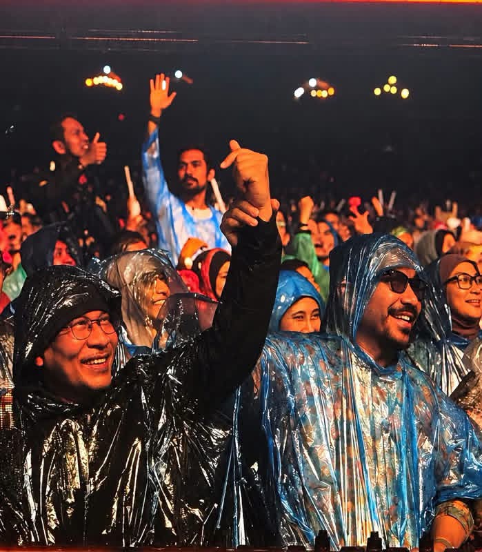 HUJAN BUKAN PENGHALANG, PMX TAMPIL BERSAHAJA PAKAI PONCO SAKSIKAN KONSERT GEMA BUMANTARA SITI NURHALIZA