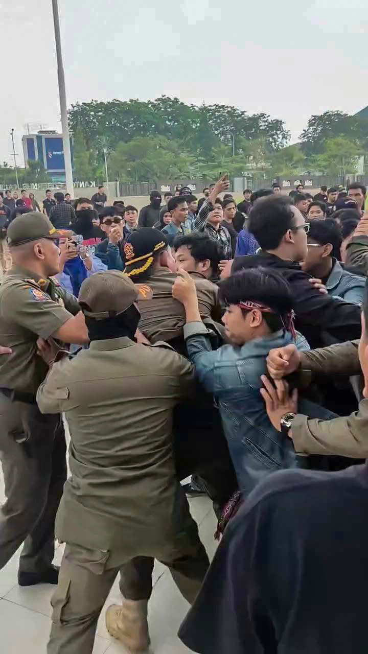 AKSI “REVOLUSI” ALIANSI MAHASISWA KALBAR BAWA 20 TUNTUTAN DI KANTOR GUBERNUR