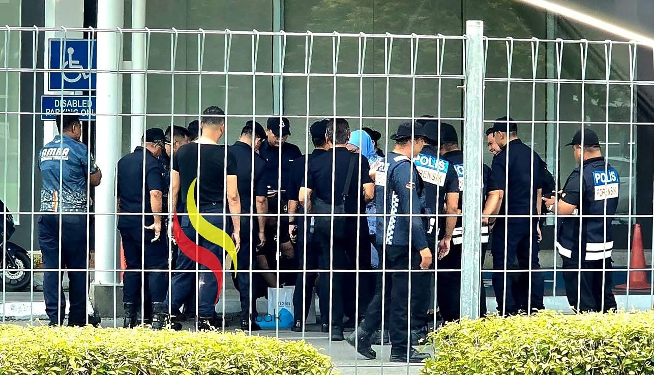 GURU WANITA CEDERA DITETAK DI SEKOLAH SWASTA KUCHING, PELAJAR BAWA KAPAK DAN MERCUN DIBERKAS