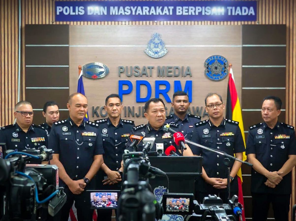 PELAJAR 16 TAHUN DISYAKI TETAK GURU GUNA KAPAK DI SEKOLAH SWASTA DI KUCHING ALAMI KEMURUNGAN